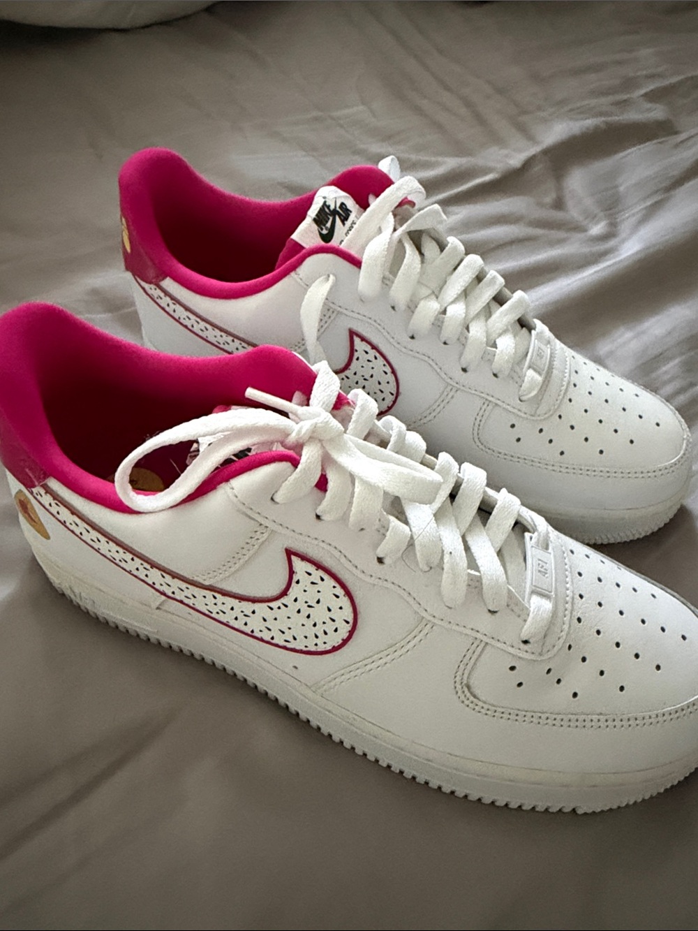 Nike White Sneakers Pink Lining and Pink-Outlined Swoosh Dragon Fruit NEW-NO BOX